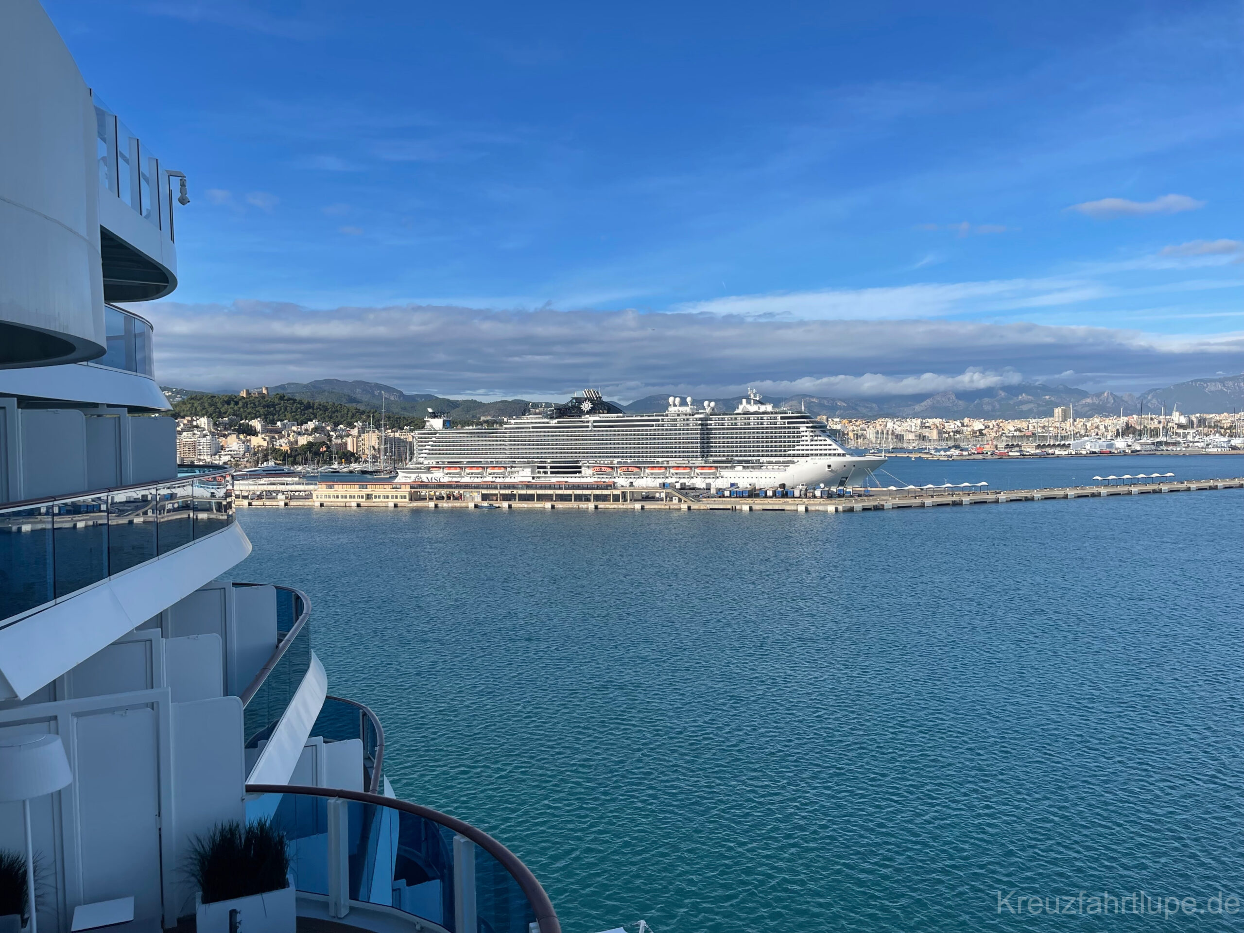 AIDA Kreuzfahrt Ausblick auf ein MSC Kreuzfahrtschiff