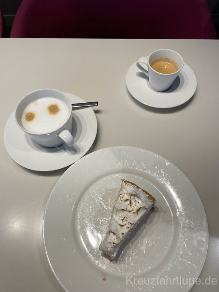 Ein Stück Kuchen und Kaffee auf der AIDA