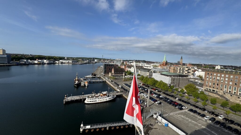 Blick von einem Kreuzfahrtschiff auf den Hafen von Kiel