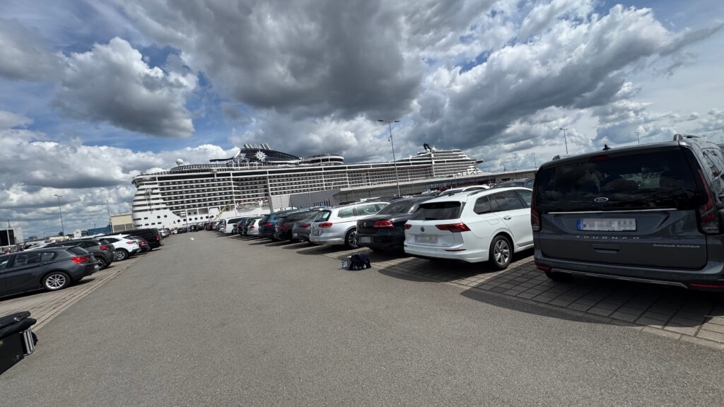 Blick auf das Cruise Center Steinwerder und die Parkplätze