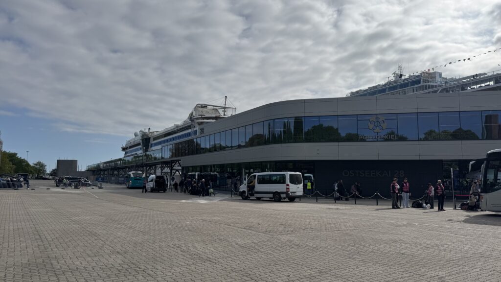 Blick auf den Hafen von Kiel, der Ostseekai, AIDA im Hintergrund