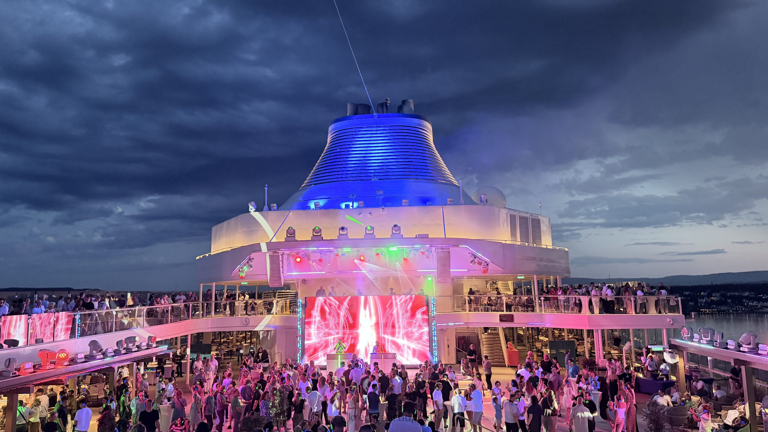 Silent Party auf dem Pooldeck der Mein Schiff Relax