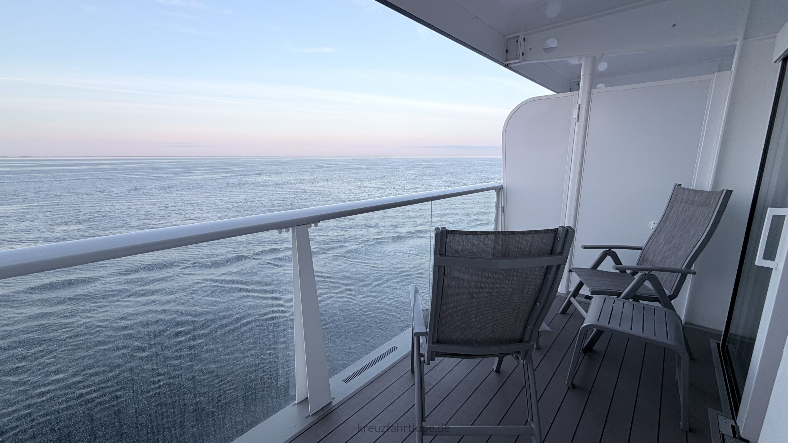 Infinity-Pool und Blick auf ein Schwesterschiff der Mein Schiff Relax
