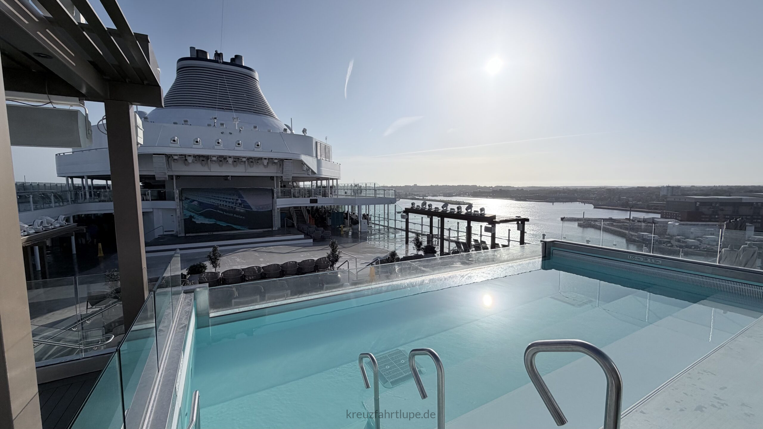 Der Infinity-Pool der Mein Schiff Relax mit Meerblick