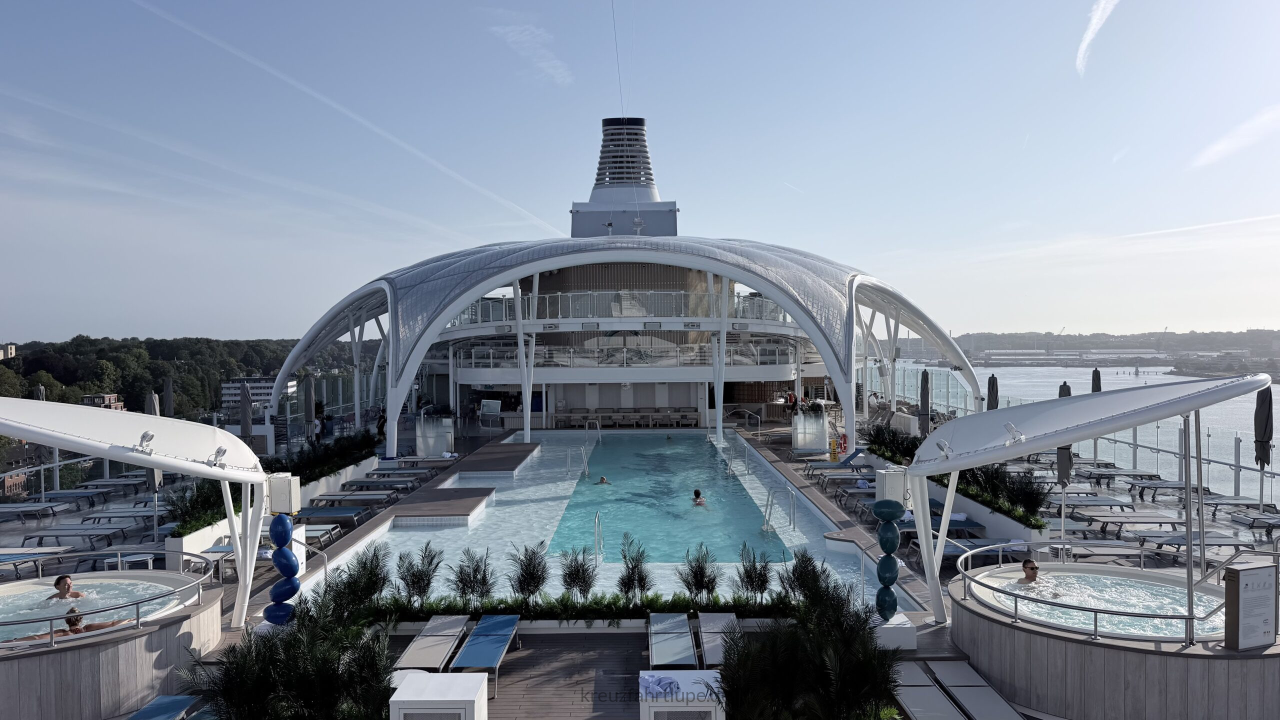 Das Pooldeck der Mein Schiff Relax